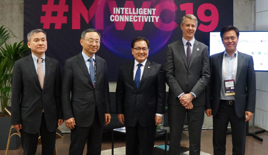 과학기술정보통신부와 통신 3사는 당초 3월 말경에 세계 최초로 5G 상용서비스에 나서기로 했다. 그러나 5G 요금제가 반려되고 스마트폰 출시도 지연되면서 상용화 일정도 차질이 불가피해 보인다. 지난달 26일 유영민 과기정통부장관(왼쪽에서 세번째)과 통신3사 CEO가 세계이동통신사업자협회와 5G 협력을 위한 양해각서(MOU)를 체결한 후 기념촬영 하고 있다.   연합뉴스